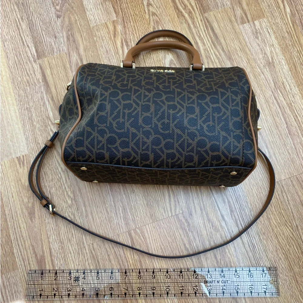SIGNATURE CHAINED BARREL LEATHER SATCHEL IN BRN KHK/LUGGAGE/GOLD - Picture 7 of 11